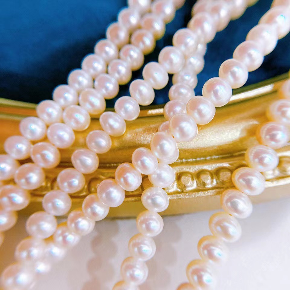 Queen's Natural Freshwater Nea - Pearl Trim Chain recension och pris